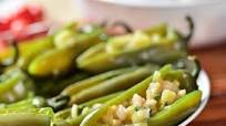 Chiles jalapeños rellenos de camarón con piña Chiles jalapeños rellenos de camarón con piña