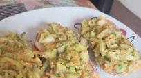 Tostada de pan de ajo con ensalada mixta de guacamole Tostada de pan de ajo con ensalada mixta de guacamole
