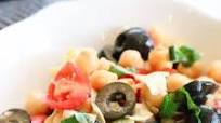 Caprese-Style Chickpea Artichoke Salad Caprese-Style Chickpea Artichoke Salad