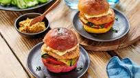 Hamburguesa de salmón cocinada en la barbacoa Hamburguesa de salmón cocinada en la barbacoa