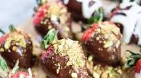 Dark and White Chocolate Covered Strawberries Dark and White Chocolate Covered Strawberries