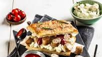 Pølse i focaccia brød med potetsalat Pølse i focaccia brød med potetsalat