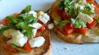 La bruschetta, une tartine italienne qui se décline en de nombreuses recettes La bruschetta, une tartine italienne qui se décline en de nombreuses recettes