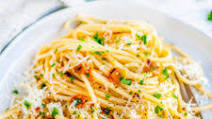 Pasta Aglio e Olio (Garlic and Oil Chef Style!) Pasta Aglio e Olio (Garlic and Oil Chef Style!)