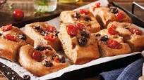 Vollkorn-Focaccia mit Cocktailtomaten und Oliven Vollkorn-Focaccia mit Cocktailtomaten und Oliven