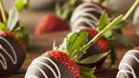 Chocolate Covered Strawberries: the effortless recipe for a decadent bite-sized dessert Chocolate Covered Strawberries: the effortless recipe for a decadent bite-sized dessert