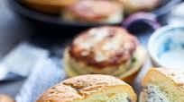 Spanakopita Stuffed Chicken Burgers with Tzatziki Spanakopita Stuffed Chicken Burgers with Tzatziki