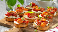 Tomatbruschetta med pesto och mozzarella Tomatbruschetta med pesto och mozzarella