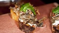 Bruschetta con funghi trifolati, ricotta e pinoli: ricetta gourmet Bruschetta con funghi trifolati, ricotta e pinoli: ricetta gourmet