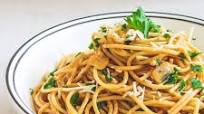 Spaghetti Aglio E Olio (Garlic and Oil Pasta) Spaghetti Aglio E Olio (Garlic and Oil Pasta)