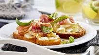 Bruschetta with ricotta, pear and prosciutto Bruschetta with ricotta, pear and prosciutto