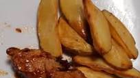 Pechito de cerdo a la barbacoa con papas cuña Pechito de cerdo a la barbacoa con papas cuña