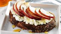 Pan tostado con cottage y fruta Pan tostado con cottage y fruta