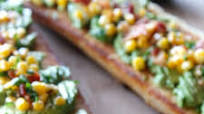 Pan de Ajo Tostado con Aguacate, Tocino y Elote Pan de Ajo Tostado con Aguacate, Tocino y Elote