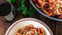 Spaghetti alla Puttanesca Spaghetti alla Puttanesca