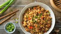 Arroz frito con verduras salteadas. Receta práctica para después del trabajo Arroz frito con verduras salteadas. Receta práctica para después del trabajo