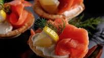 Tartine al salmone ricotta e limone. Ricette di Natale Tartine al salmone ricotta e limone. Ricette di Natale