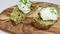 Tostada de pan integral con aguacate y huevo Tostada de pan integral con aguacate y huevo