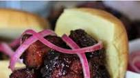 Sándwich de extremos quemados con cebollas rojas en escabeche Sándwich de extremos quemados con cebollas rojas en escabeche
