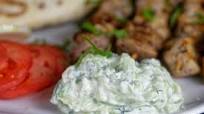 Výborné řecké tzatziki anebo luxusní okurka v jogurtu Výborné řecké tzatziki anebo luxusní okurka v jogurtu