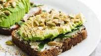 Ricas tostadas con aguacate, ideales para desayunar, merendar o cenar Ricas tostadas con aguacate, ideales para desayunar, merendar o cenar