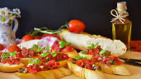 Bruschette fredde, al forno e con mozzarella | Buttalapasta Bruschette fredde, al forno e con mozzarella | Buttalapasta