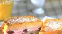 Tostadas Francesas Rellenas y Cubiertas Con Fresas Frescas Tostadas Francesas Rellenas y Cubiertas Con Fresas Frescas
