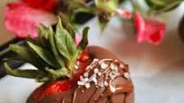 Sea Salt & Pistachio Chocolate Coated Strawberries Sea Salt & Pistachio Chocolate Coated Strawberries