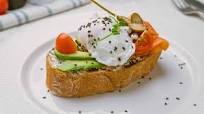 Tostada de aguacate, salmón y huevo poché, un desayuno para disfrutar Tostada de aguacate, salmón y huevo poché, un desayuno para disfrutar