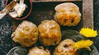 EGGLESS Hot Cross Buns! EGGLESS Hot Cross Buns!