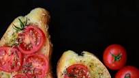 Tostadas de orégano y tomates Tostadas de orégano y tomates