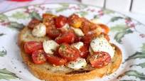 Bruschetta de tomate e queijo: entradinha fácil e deliciosa Bruschetta de tomate e queijo: entradinha fácil e deliciosa