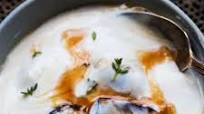Figs in honey-thyme butter sauce with yoghurt Figs in honey-thyme butter sauce with yoghurt