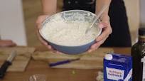 Yufka Börek mit Cacik - Türkische Teigtasche mit Tzatziki Yufka Börek mit Cacik - Türkische Teigtasche mit Tzatziki