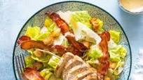 Caesar salad con pollo e pancetta Caesar salad con pollo e pancetta