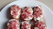 Canapés de pan tostado con queso y jamón Canapés de pan tostado con queso y jamón