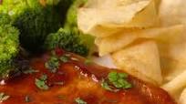 Chuletas de cerdo fritas con salsa BBQ dulce Chuletas de cerdo fritas con salsa BBQ dulce