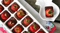 Chocolate-Covered Strawberries Made In An Ice Cube Tray Chocolate-Covered Strawberries Made In An Ice Cube Tray