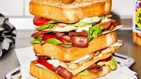 Dit wil je maken: de Caesar Salad Club Sandwich van Job en Perry Dit wil je maken: de Caesar Salad Club Sandwich van Job en Perry