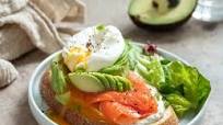 tostada de aguacate con salmon y huevo tostada de aguacate con salmon y huevo