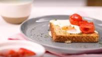 Tostadas rellenas con huevo y salsa de queso ligera Tostadas rellenas con huevo y salsa de queso ligera