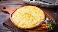 Deliziosa schiacciata di patate ripiena di prosciutto e scamorza Deliziosa schiacciata di patate ripiena di prosciutto e scamorza