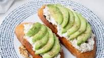 Tostadas con aguacate y crema de queso fresco con nueces Tostadas con aguacate y crema de queso fresco con nueces