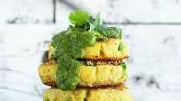 Aloo Tikki (Indian Potato Cakes with Green Chutney) Aloo Tikki (Indian Potato Cakes with Green Chutney)