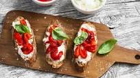 Bruschetta aux poivrons et fromage frais Bruschetta aux poivrons et fromage frais