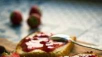 Gluten Free Strawberry Jam {Pectin Free/Low Sugar} Gluten Free Strawberry Jam {Pectin Free/Low Sugar}