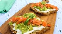 Tosta de aguacate y salmón. Brunch Tosta de aguacate y salmón. Brunch