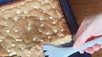 Yummy White Chocolate Chip Blondies Yummy White Chocolate Chip Blondies