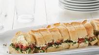 Hogaza de pan rellena con antipasto Hogaza de pan rellena con antipasto