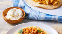 Tostadas de ensalada de pollo con jocoque griego Tostadas de ensalada de pollo con jocoque griego